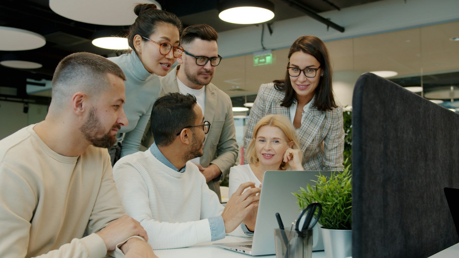 يبحث العملاء عن الشركة على الإنترنت قبل التواصل معها، والموقع الواضح يمنحهم الطمأنينة
